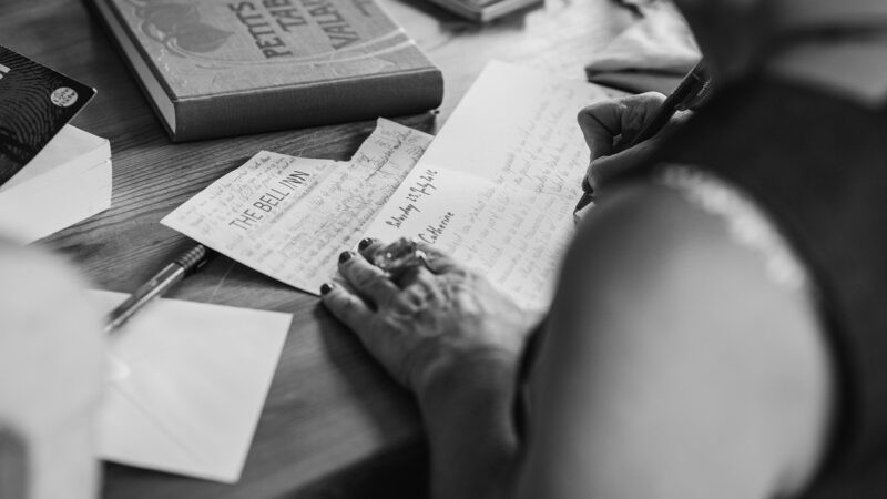 Como escrever uma carta de amor romântica; veja as dicas