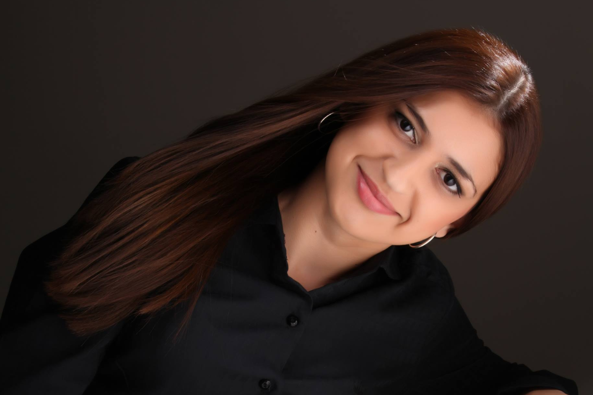 Professora Michele Azevedo, autora do material
