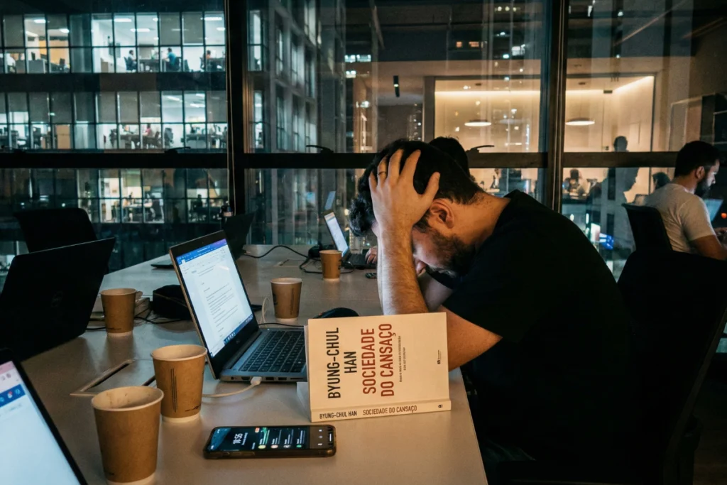 resumo do livro Sociedade do Cansaço de Byung-Chul Han